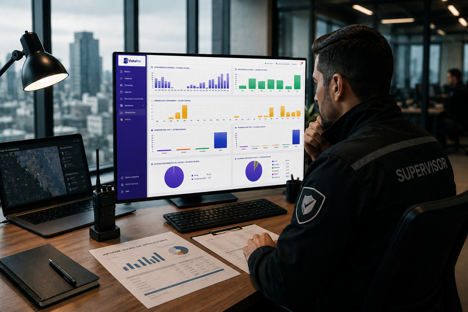 Supervisor de seguridad revisando estadísticas de VisitaPro en su escritorio